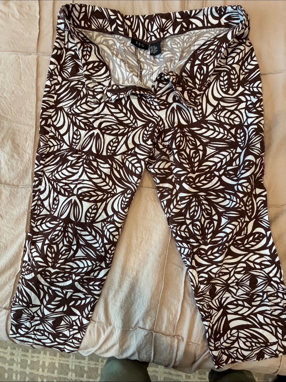 Brown & White Leaf-Print Capri Pants